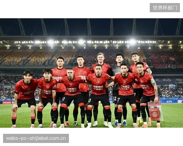 成都蓉城以九连胜的统治级表现提前锁定半程冠军,其高效的进攻体系成为中超新标杆。 成都蓉城以九连胜的统治级表现提前锁定半程冠军,其高效的进攻体系成为中超新标杆。